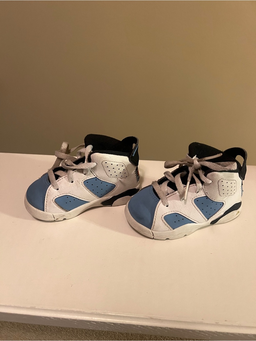 JORDAN 6 RETRO (TD)
UNIVERSITY BLUE/WHITE-BLACK
BLEU CAROLINA/NOIR/BLANC 5C